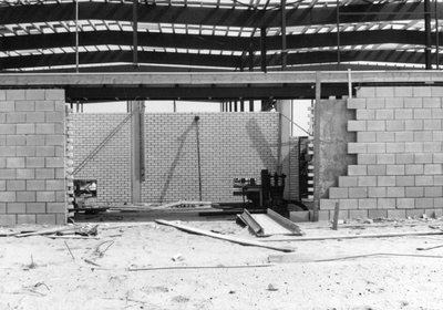 860368 Detail van de nieuwbouw van het bedrijfspand voor Van Rijn's Mosterdfabrieken aan de Oregondreef op het nieuwe ...